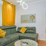 Charming 2Bdr Apt Downtown