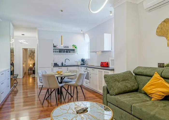 Charming 2Bdr Apt Downtown