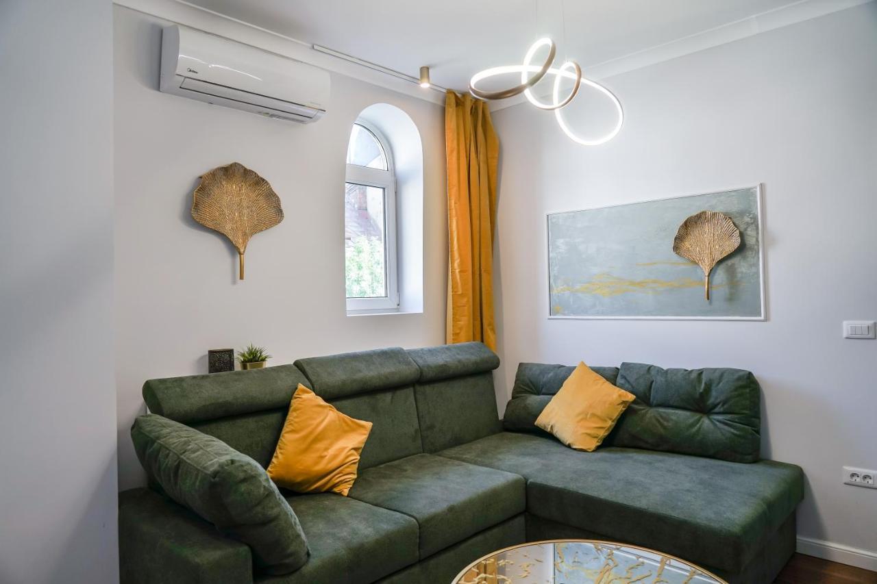 Charming 2bdr Apt Downtown *