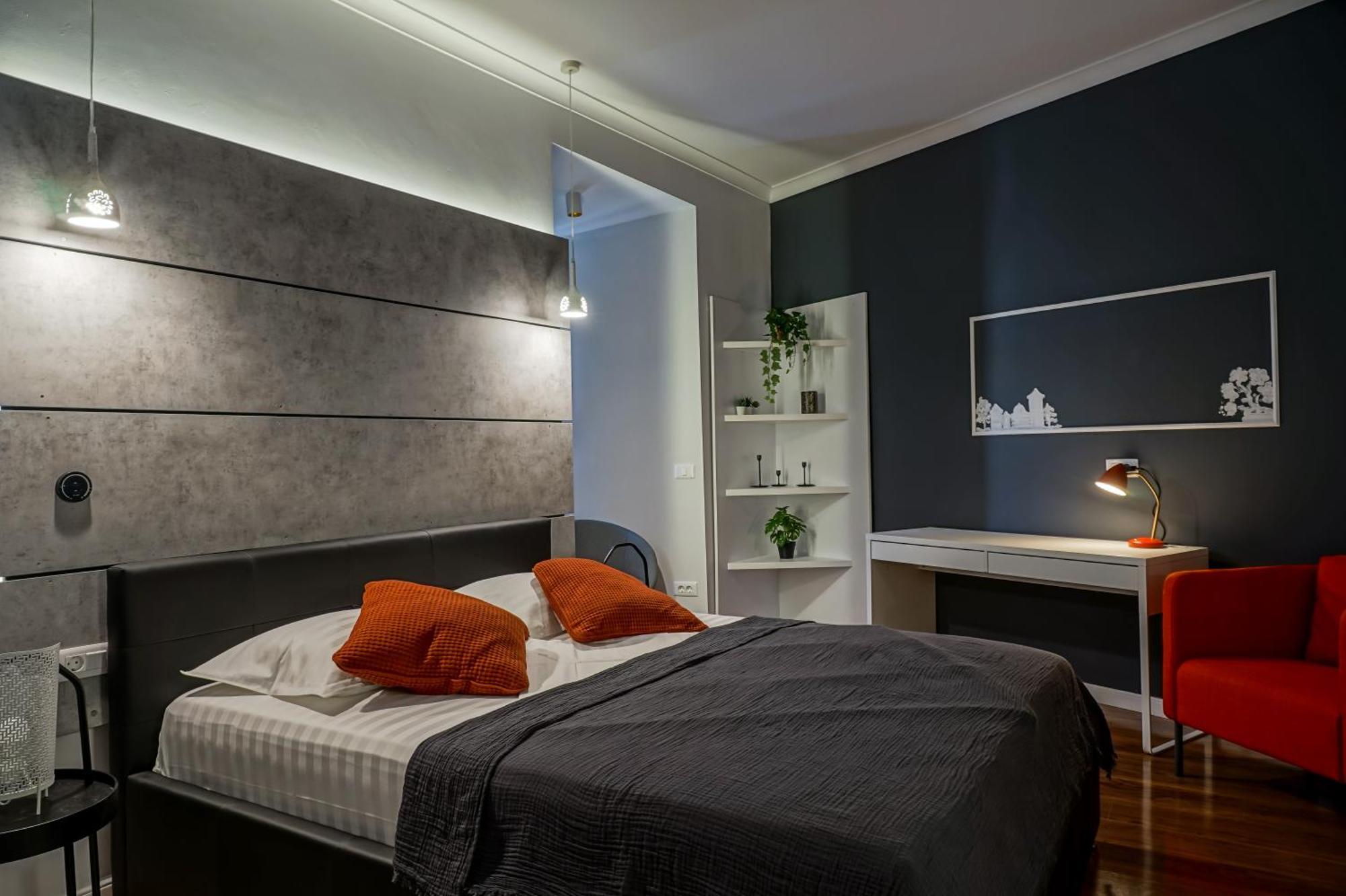 Charming 2bdr Apt Downtown Apartment *
